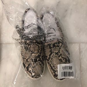 OLD NAVY SNAKEPRINT SLIP ON SNEAKERS SIZE 6
